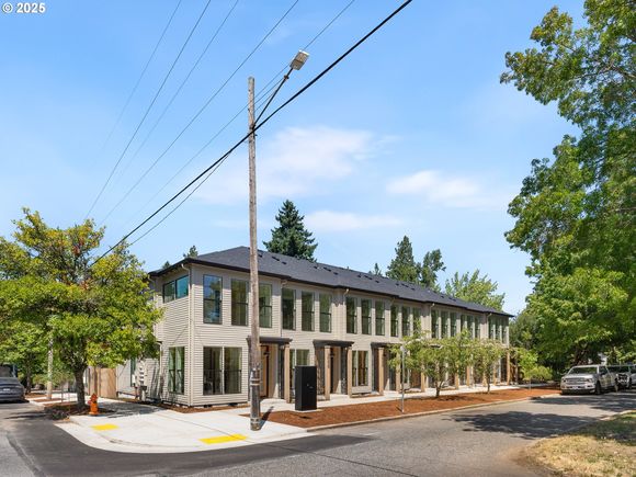 3025 NE Ainsworth St Unit 7