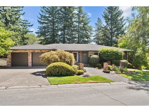 32 Independence Ave LakeOswego, OR House Active - Photo 1 of 37. Opens carousel modal