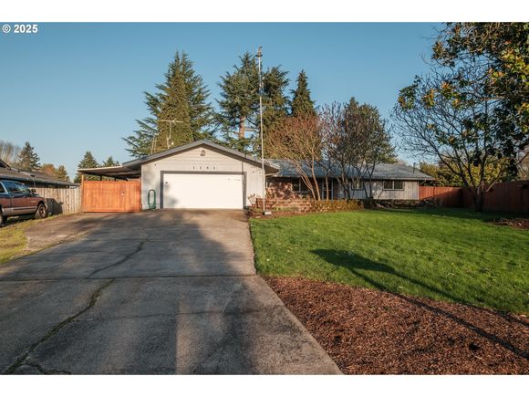 1141 NE Springwood Dr