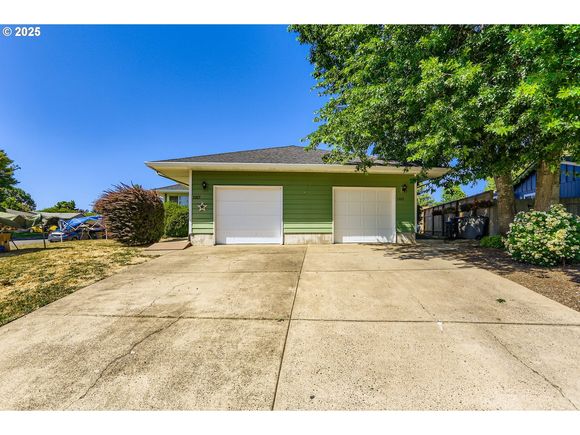 1257 SW Tall Oaks Dr