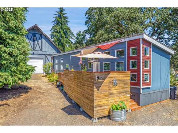 19371 S South End Rd OregonCity, OR House Active - Photo 1 of 41. Opens carousel modal