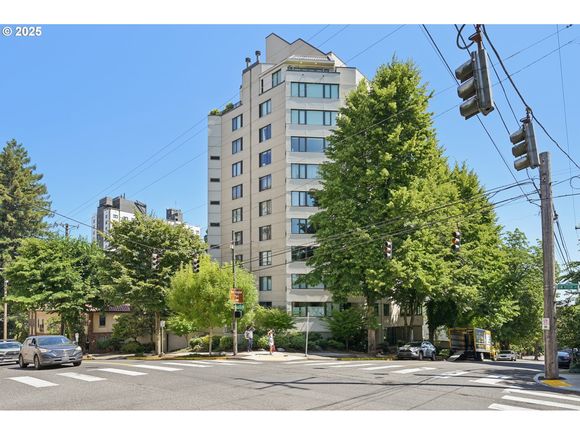 2245 SW Park Pl Unit 7B Portland, OR Condo Active - Photo 1 of 24. Opens carousel modal