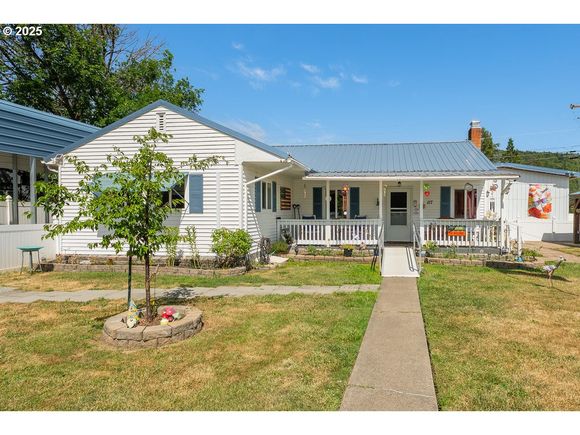 117 Harbor Dr Riddle, OR House Active - Photo 1 of 45. Opens carousel modal