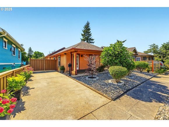 6435 SE 71st Ave Portland, OR House Active - Photo 1 of 29. Opens carousel modal