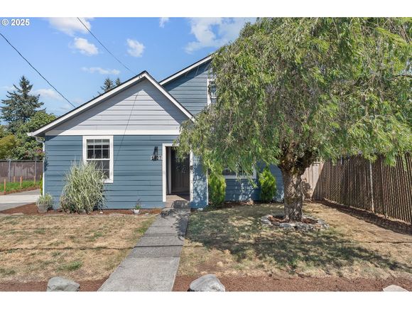 1127 Linn Ave OregonCity, OR House Active - Photo 1 of 39. Opens carousel modal