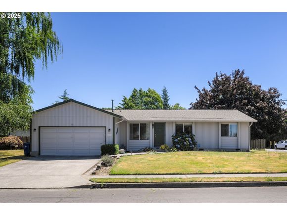 2910 SE 16th St Gresham, OR House Active - Photo 1 of 29. Opens carousel modal