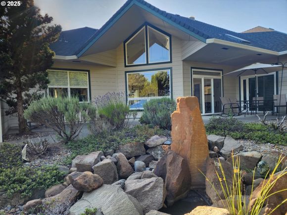 2148 Willow Loop Florence, OR House Active - Photo 1 of 33. Opens carousel modal