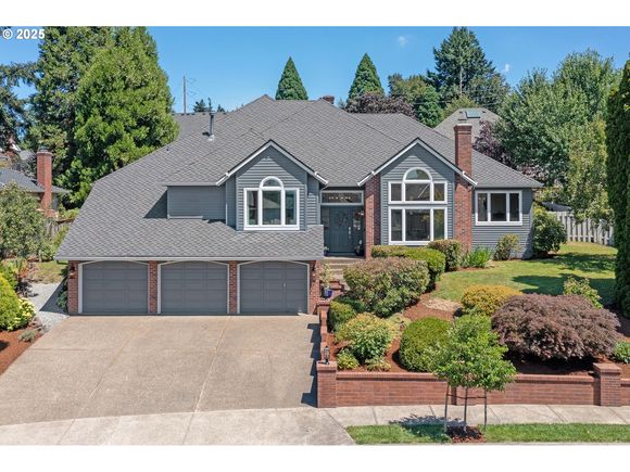 2095 Wellington Dr WestLinn, OR House Active - Photo 1 of 47. Opens carousel modal