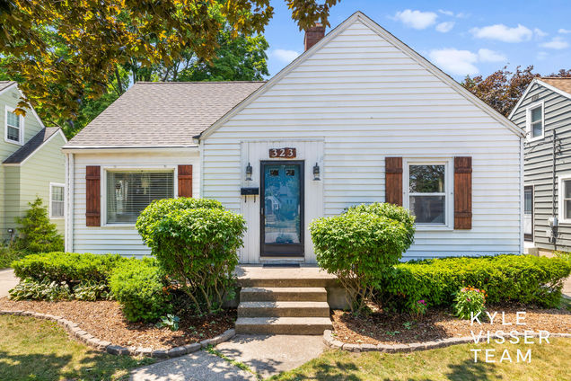 323 Baynton Avenue NE
