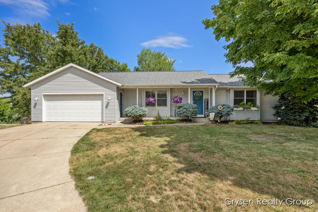 3133 N Bluff Court Hudsonville, MI House Active - Photo 1 of 34. Opens carousel modal