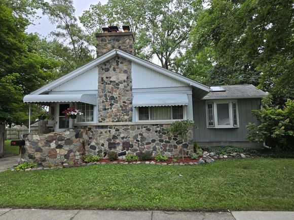 23060 Hoover Avenue Hazel Park, MI House Active - Photo 1 of 33. Opens carousel modal