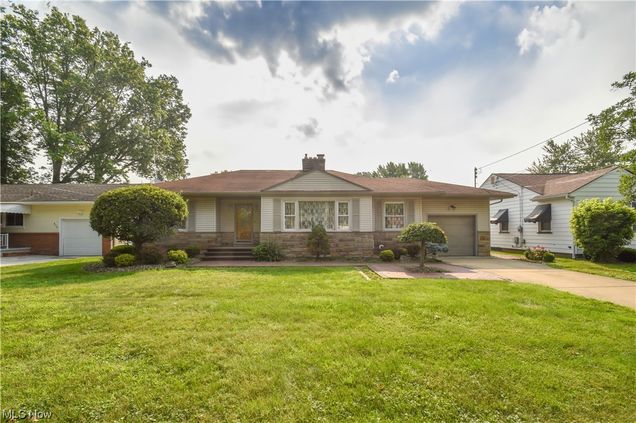 816 Belvedere NE Warren, OH House Sold - Photo 1 of 33. Opens carousel modal