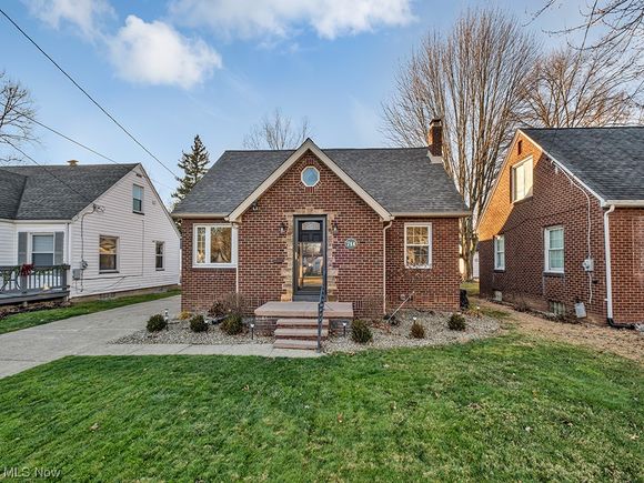 714 Central Parkway Avenue SE Warren, OH House Sold - Photo 1 of 34. Opens carousel modal