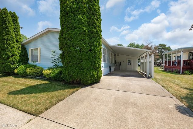 3 Fiddlesticks Olmsted Twp, OH House Active - Photo 1 of 25. Opens carousel modal