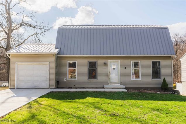 1582 Hilda Avenue Lakemore, OH House Active - Photo 1 of 26. Opens carousel modal