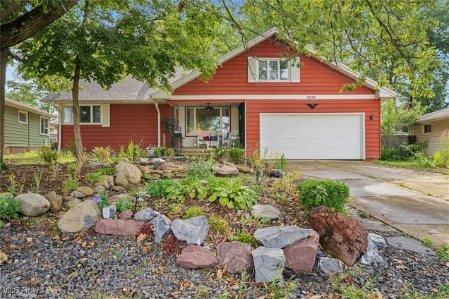 7122 W Parkview Drive Parma, OH House Active - Photo 1 of 25. Opens carousel modal