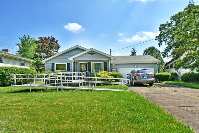 1653 Arthur Drive NW Warren, OH House Active - Photo 1 of 28. Opens carousel modal