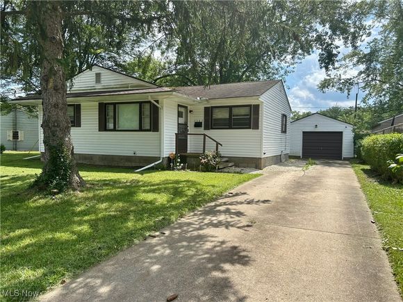 1345 Autumn Drive NW Warren, OH House Active - Photo 1 of 14. Opens carousel modal