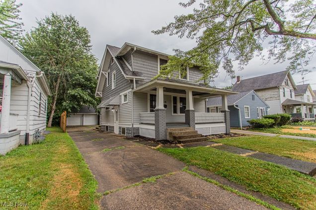 234 Kenilworth Avenue NE Warren, OH House Active - Photo 1 of 33. Opens carousel modal