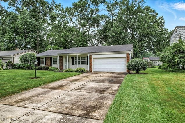 3901 Greenmont Drive Warren, OH House Active - Photo 1 of 50. Opens carousel modal