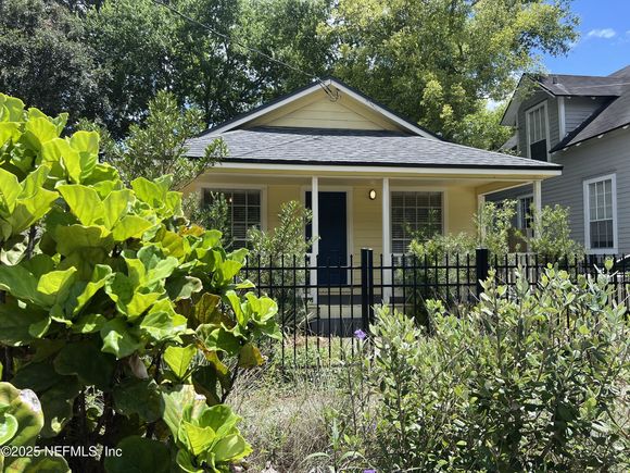 426 Walnut Court Jacksonville, FL House Active - Photo 1 of 26. Opens carousel modal