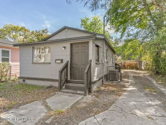 1424 E 25th Street Jacksonville, FL House Active - Photo 1 of 12. Opens carousel modal