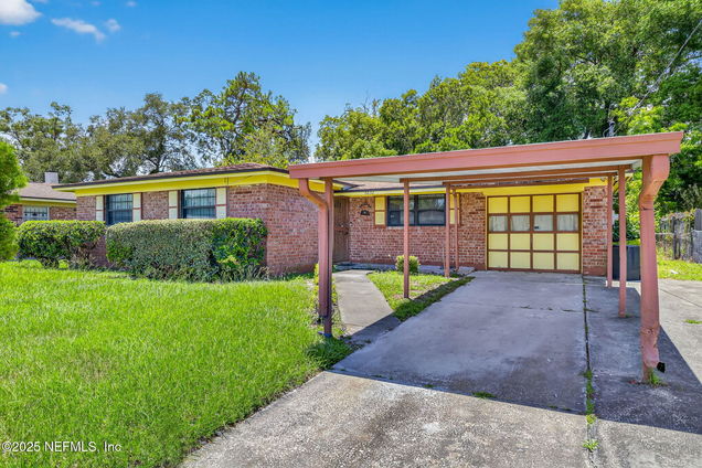 6632 Kinlock Drive W Jacksonville, FL House Active - Photo 1 of 33. Opens carousel modal