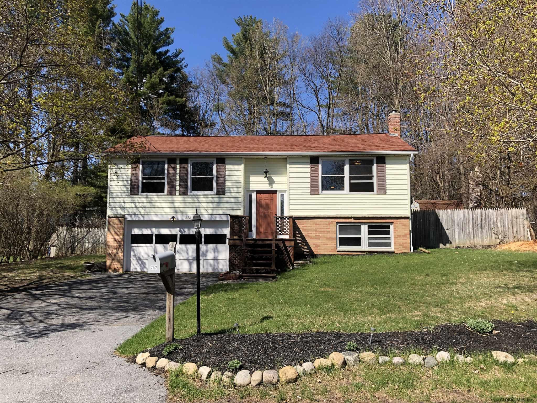 252 W North St  
