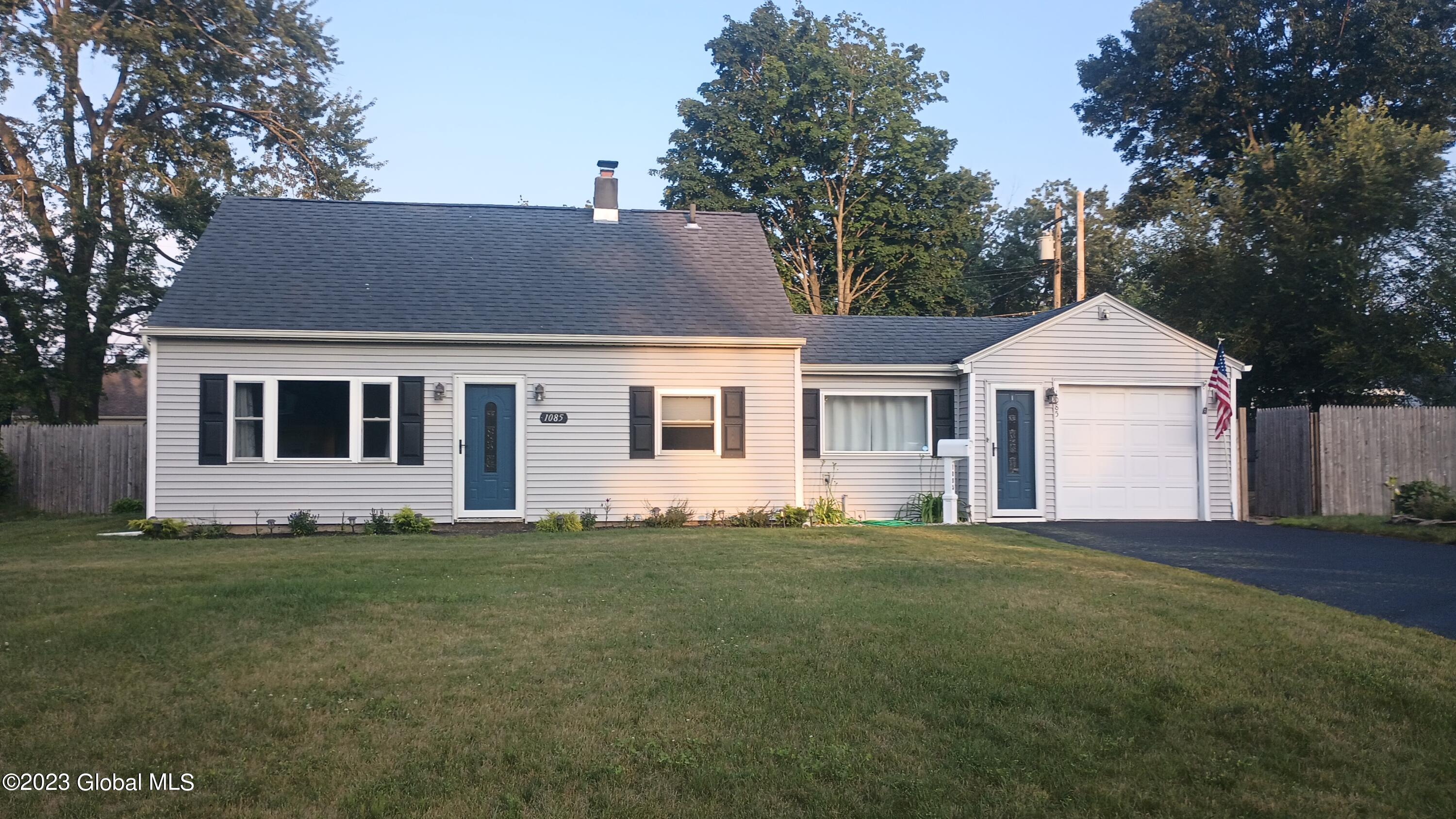1085 Alheim Dr  