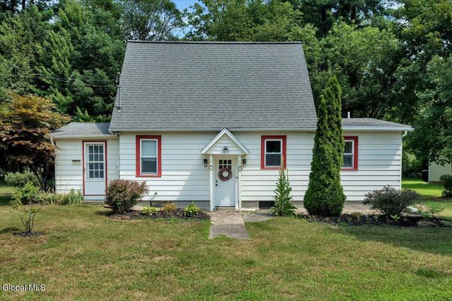 3033 Sunset Lane Guilderland, NY House Active - Photo 1 of 35. Opens carousel modal