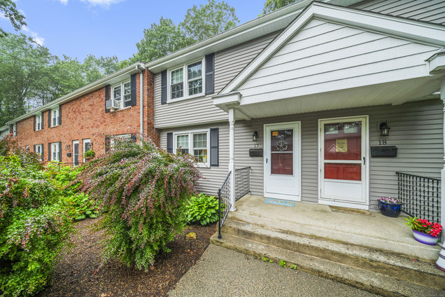 81 East Pattagansett Unit APT 17