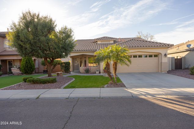 20982 N 81st Lane Peoria, AZ House Active - Photo 1 of 59. Opens carousel modal