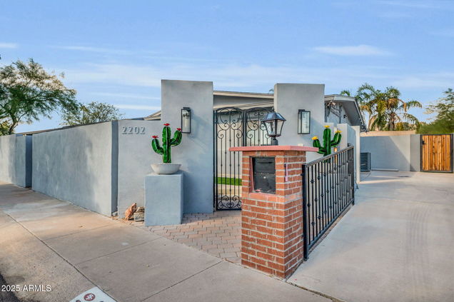2202 E Lincoln Drive