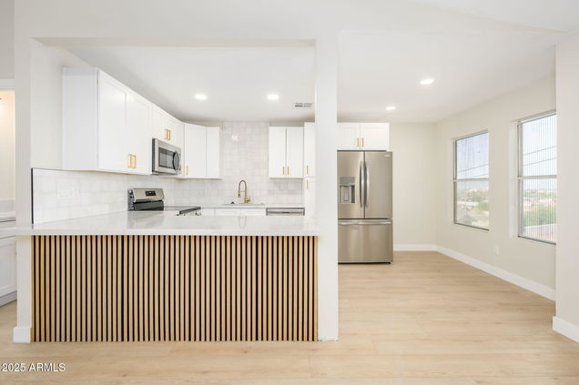 1102 W Peoria Avenue