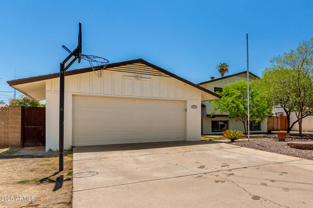 5545 N 41st Drive