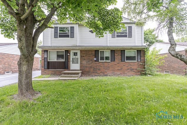 808 Butterfield Drive Toledo, OH House Active - Photo 1 of 33. Opens carousel modal