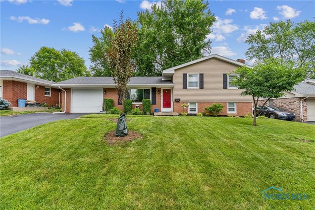 2631 Oxford Drive Findlay, OH House Contingent - Photo 1 of 36. Opens carousel modal