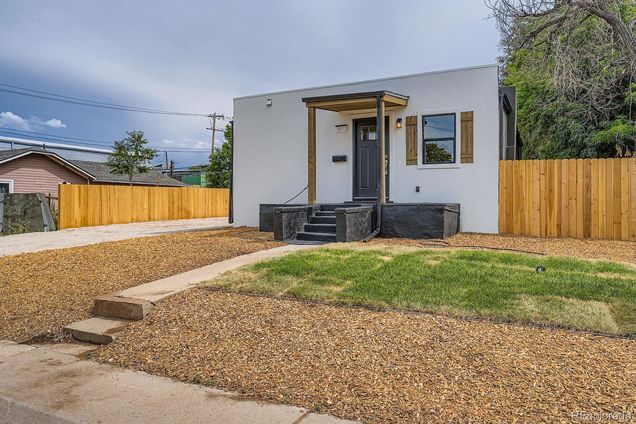 3072 W Exposition Avenue