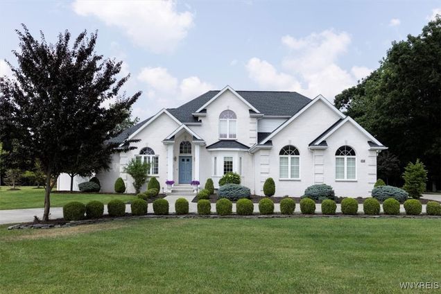 4550 W Boncrest Drive Clarence, NY House Active - Photo 1 of 33. Opens carousel modal