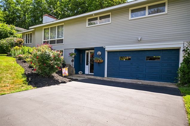 304 Southfield Drive Manlius, NY House Active - Photo 1 of 31. Opens carousel modal