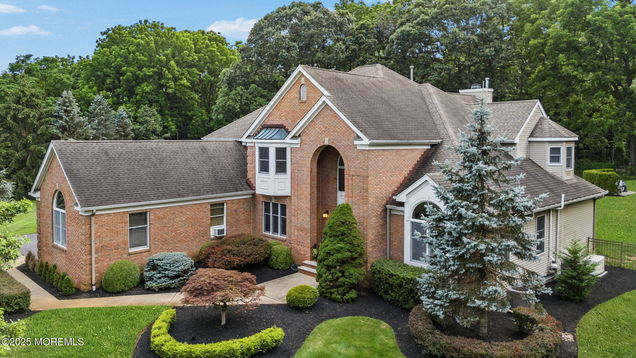 8 Shadowbrook Drive