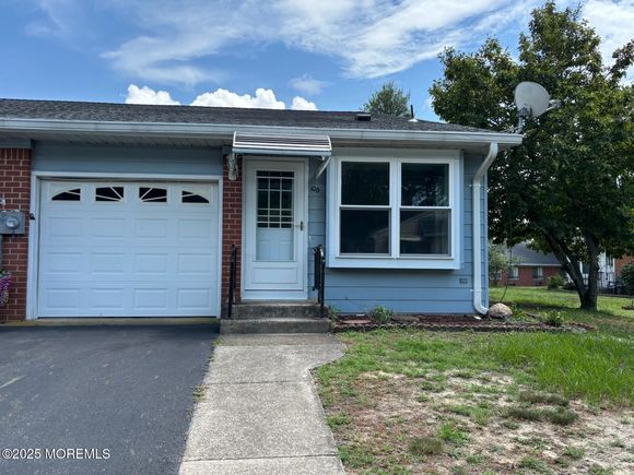 10 Lafayette Drive