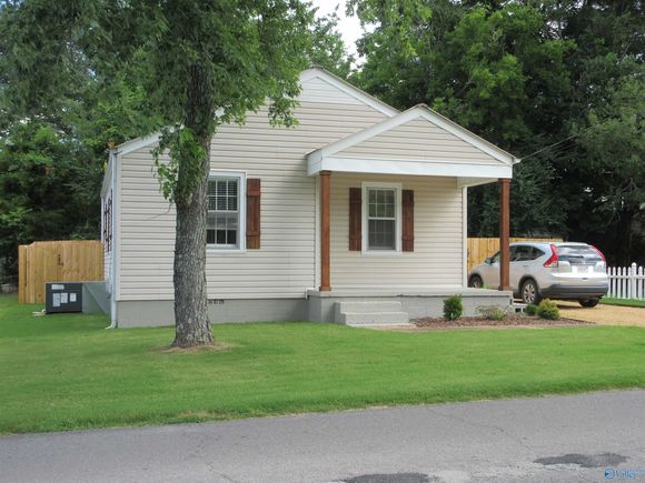 433 E Charlotte Avenue Scottsboro, AL House Active - Photo 1 of 24. Opens carousel modal