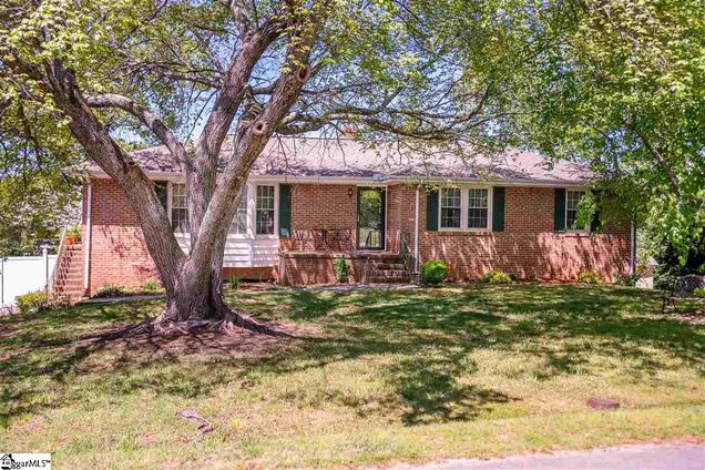 17 Linden Drive Greenville, SC House Sold - Photo 1 of 36. Opens carousel modal