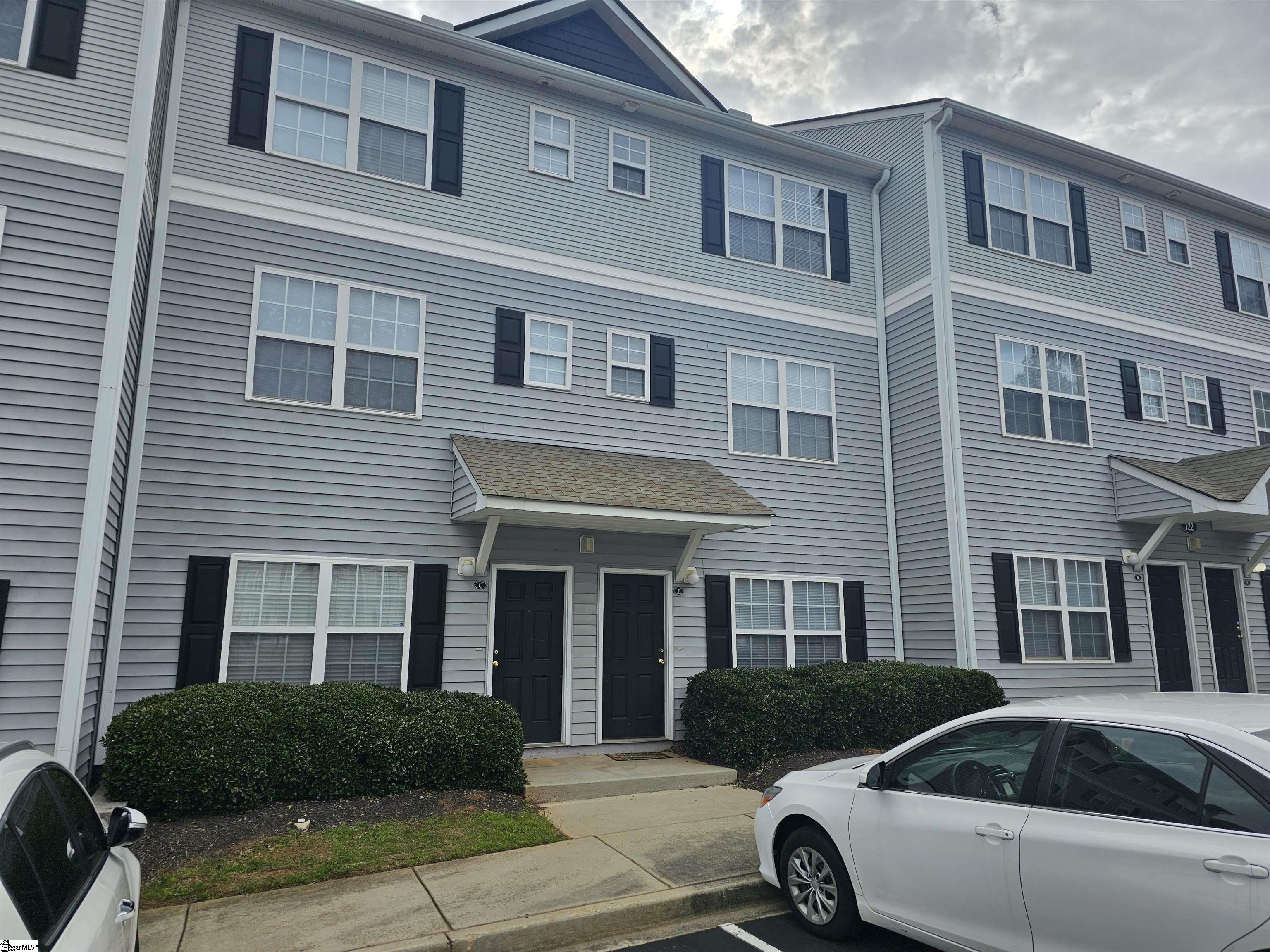 122 University Vlg Dr