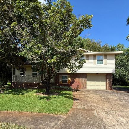 536 Park Court Destin, FL House Active - Photo 1 of 35. Opens carousel modal