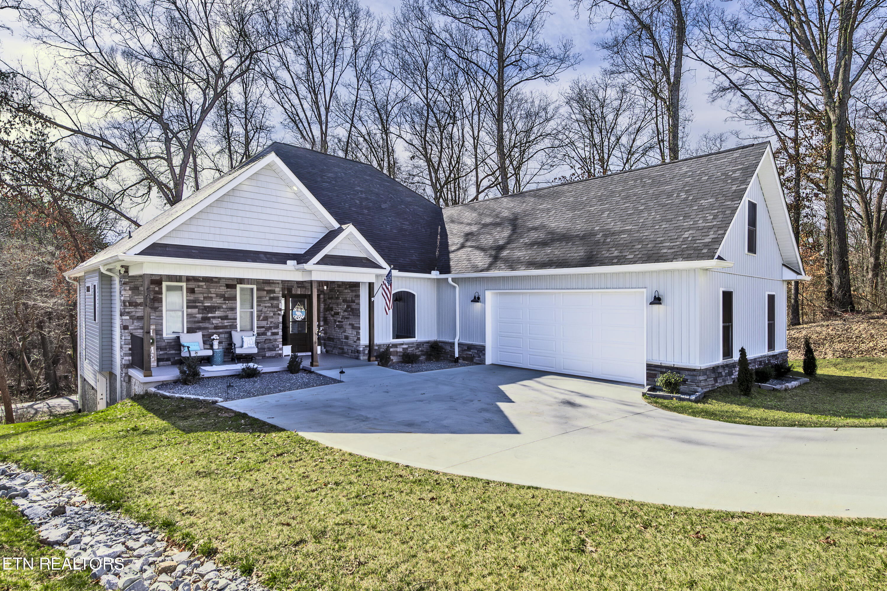 102 Doya Ln  