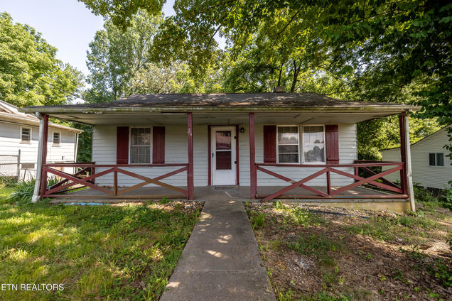 204 Hillview Ave Knoxville, TN House Active - Photo 1 of 18. Opens carousel modal