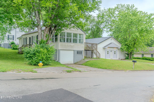 835 E Lincoln Rd Alcoa, TN House Active - Photo 1 of 43. Opens carousel modal