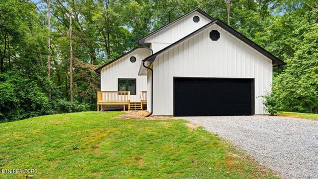 109 Oakland Lane Sweetwater, TN House Active - Photo 1 of 36. Opens carousel modal